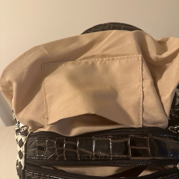 Beautiful brown and cream handbag, crystal in middle of bow on front - Picture 10 of 14